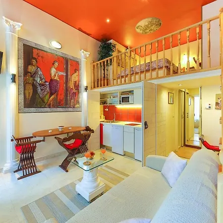 Ave Caesar Apartment Split